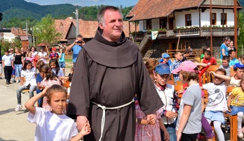 Böjte Csaba pártfogolt gyermekei Tamásiban